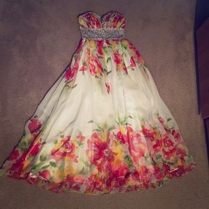 Beautiful flattering Mari Lee Floral Gown